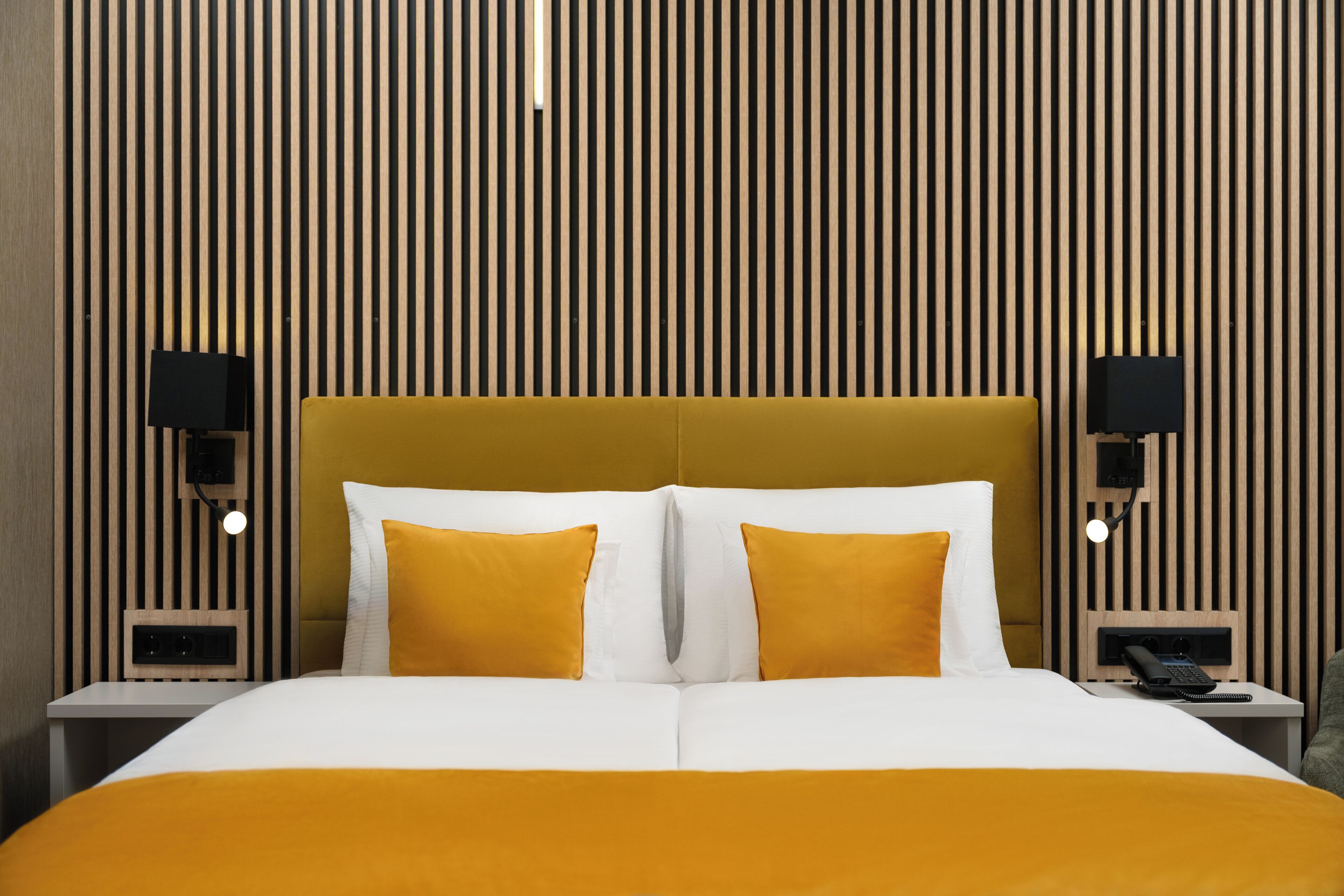 خزنة داخل الغرفة ومكتب ومساحة عمل للكمبيوتر المحمول وواي فاي مجانًا