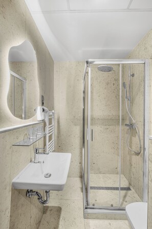 Shower, hair dryer, towels, soap - Hotel Allora (Budapest)