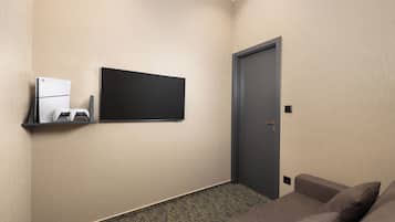 Gamer | In-room safe, desk, laptop workspace, soundproofing