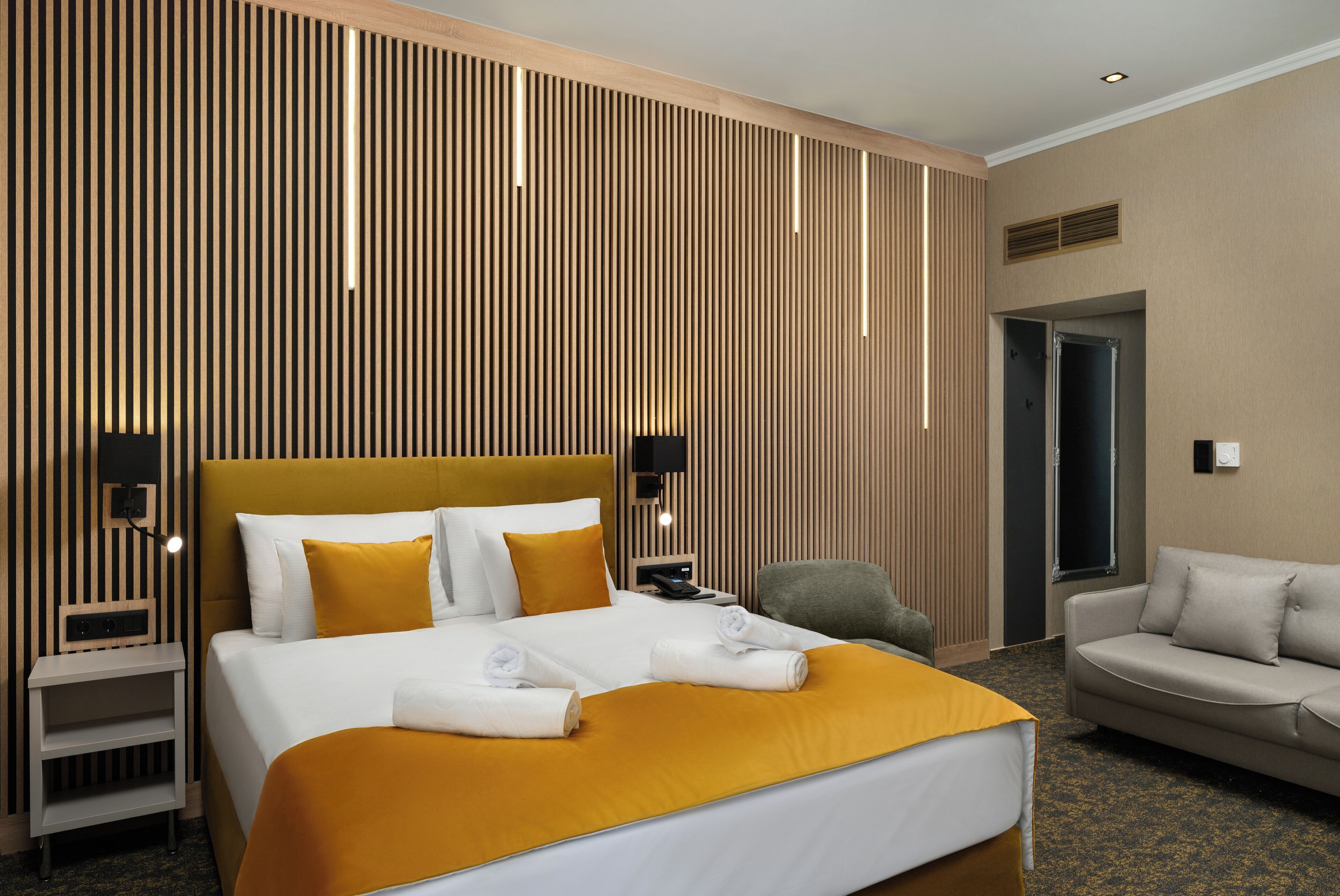 Caja de seguridad en la habitación y escritorio 