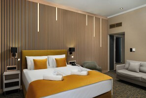 خزنة داخل الغرفة ومكتب ومساحة عمل للكمبيوتر المحمول وواي فاي مجانًا