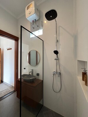 Dusche, Haartrockner, Handtücher, Seife