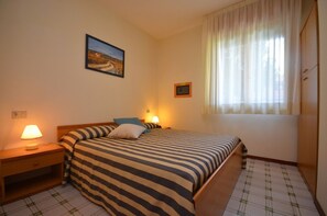 2 bedrooms, internet, bed sheets