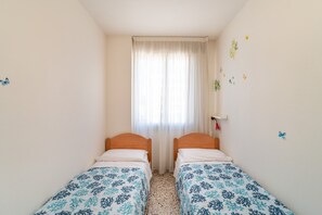 2 bedrooms, internet, bed sheets