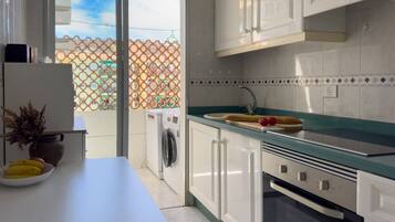 Een koelkast, een magnetron, een oven, een kookplaat