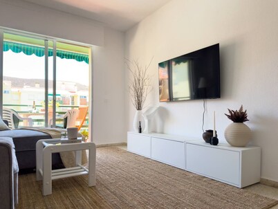 3 bedrooms, pool, sea view, tennis court.