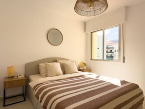 3 makuuhuonetta, silitysrauta/-lauta, vauvan matkasänky, Wi-Fi