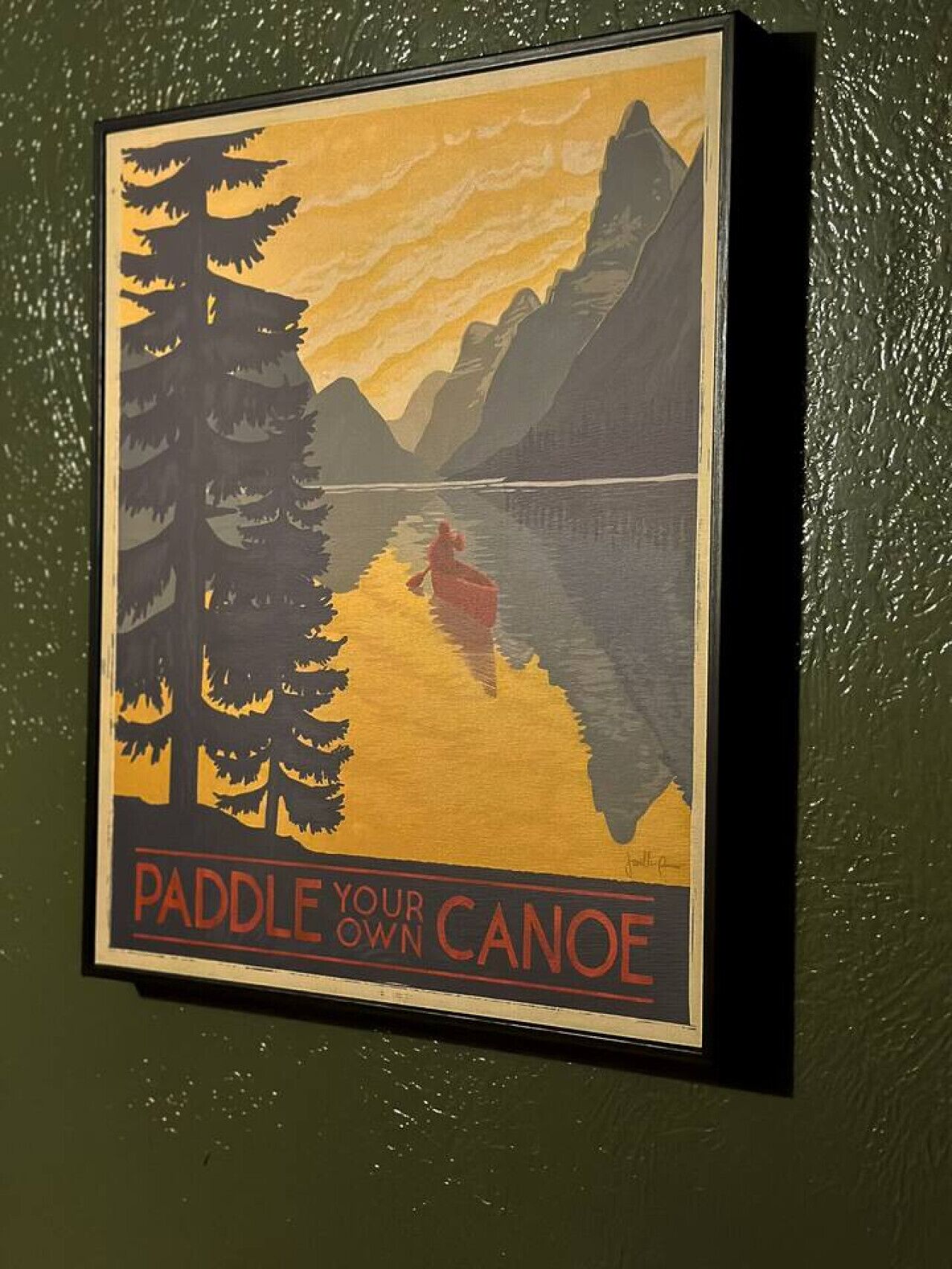 Une affiche encadrée représentant un paysage de montagne et de lac, intitulée « Naviguez à votre guise ».
