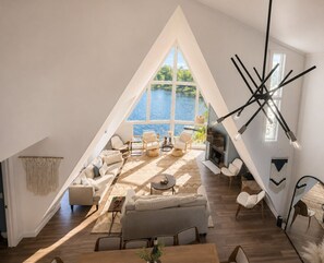 Smart TV, chimenea y libros