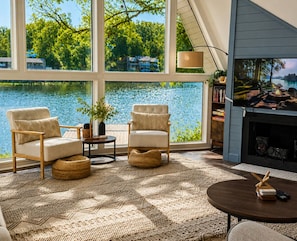 Een gezellige woonkamer met twee fauteuils, een salontafel en een open haard.