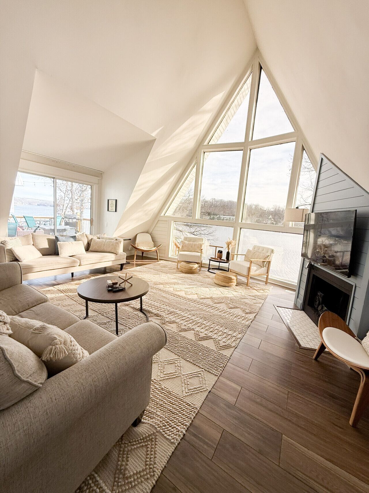 Smart-TV, peis og bøker