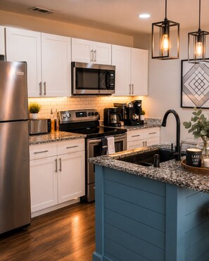 Fridge, microwave, oven, stovetop - HGTV House-Highline Horizon-Lakefront-3BED/2.5BA/Dock/Firepit/Grill/Kayaks/Pet Friendly-12PP (Lake Ozark)