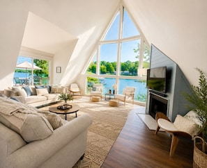 Smart TV, chimenea y libros