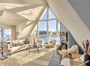 Smart TV, fireplace