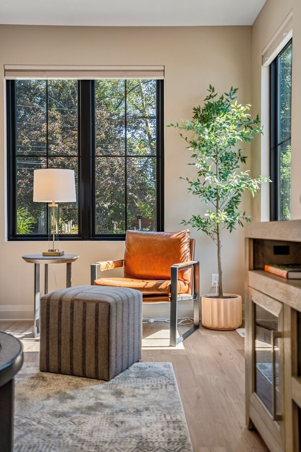 Interior - CUSTOM FALCON PUTTING GREEN and Luxury combined to create your DREAM stay here in the heart of Bowling Green (Bowling Green)