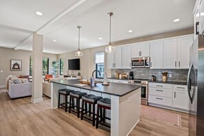 Fridge, microwave, oven, stovetop - CUSTOM FALCON PUTTING GREEN and Luxury combined to create your DREAM stay here in the heart of Bowling Green (Bowling Green)