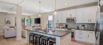 CUSTOM FALCON PUTTING GREEN and Luxury combined to create your DREAM stay here in the heart of Bowling Green