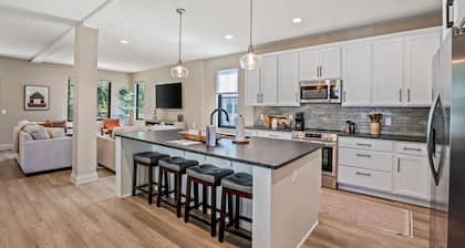 CUSTOM FALCON PUTTING GREEN and Luxury combined to create your DREAM stay here in the heart of Bowling Green