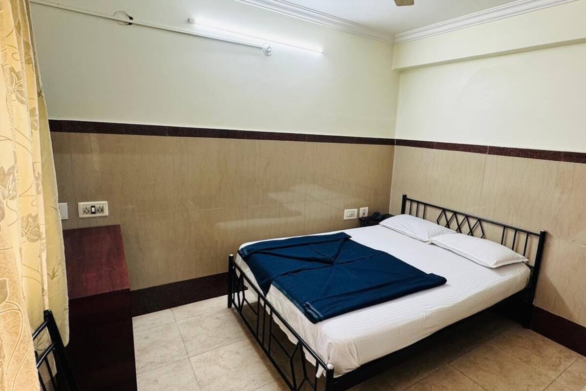 Basic Single Room | Egyptian cotton sheets, premium bedding, memory foam beds, desk