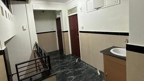 تلفزيون بشاشة مسطحة بحجم 32-بوصة يعرض قنوات تلفزيونية باشتراك مدفوع