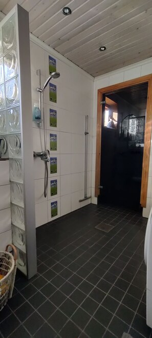 Dusch, hårtork, handdukar och tvål