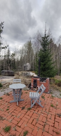 Outdoor dining. Small pet-friendly house with amenities