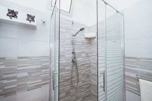 Dusche, Haartrockner, Bidet, Handtücher