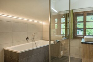 Deluxe Quadruple Room | Bathroom - Hotel Sonne (Brand)