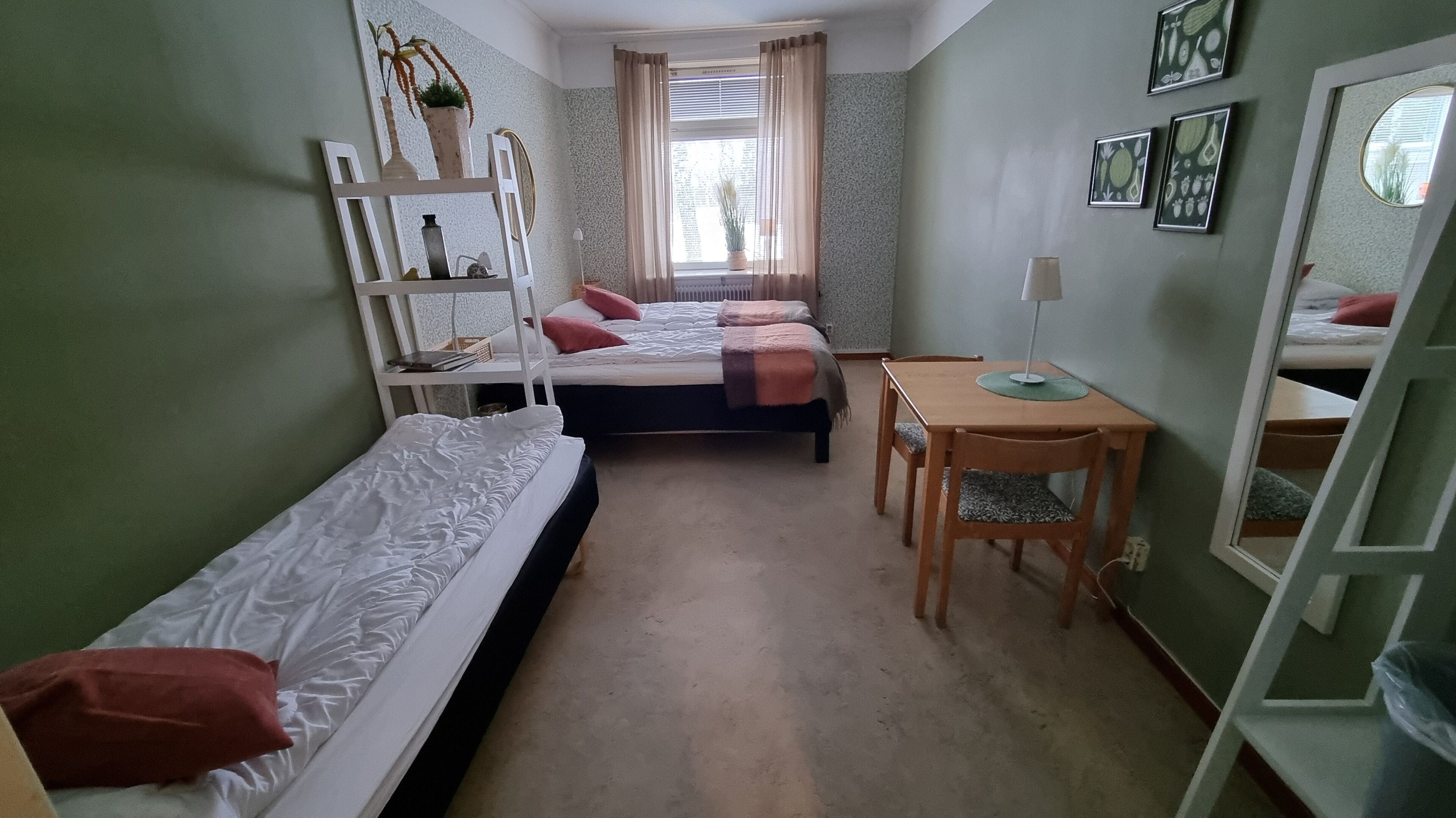 Kolmen hengen perushuone, näköala puistoon | Vuodevaatteet