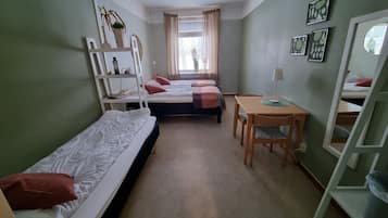 Kolmen hengen perushuone, näköala puistoon | Vuodevaatteet