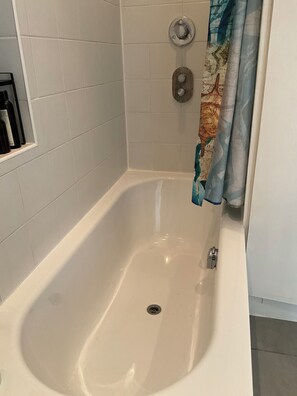 Hair dryer, towels, soap, toilet paper - Perfect little house in Chelsea (London)