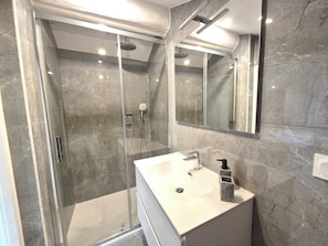 Douche, sèche-cheveux, serviettes fournies, papier toilette