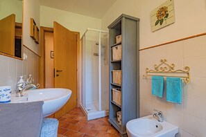 Doccia, asciugacapelli, asciugamani, sapone