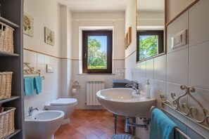 Een douche, een haardroger, handdoeken, zeep