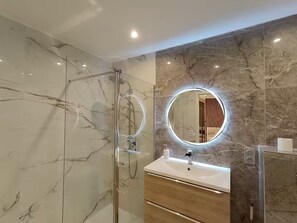 Dusche, Haartrockner, Handtücher, Seife