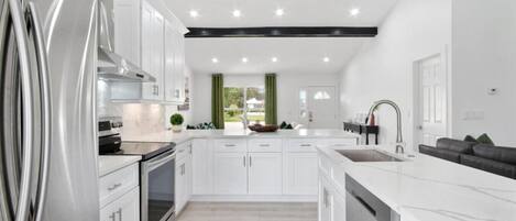 Een koelkast, een magnetron, een oven, een kookplaat