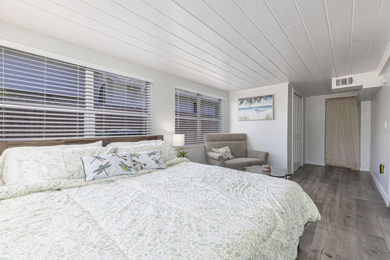 4   多间卧室、办公桌、免费 WiFi、床单