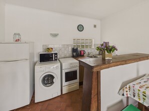 Kühlschrank, Mikrowelle, Ofen, Wasserkocher mit Kaffee-/Teezubehör