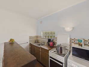 Kühlschrank, Mikrowelle, Ofen, Wasserkocher mit Kaffee-/Teezubehör