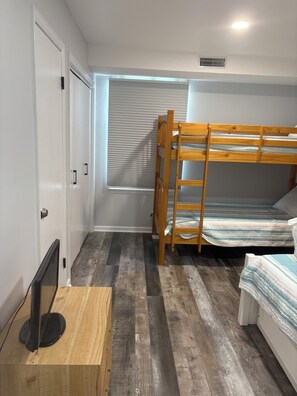 2 室のベッドルーム、アイロン / アイロン台、WiFi (無料)、ベッドシーツ