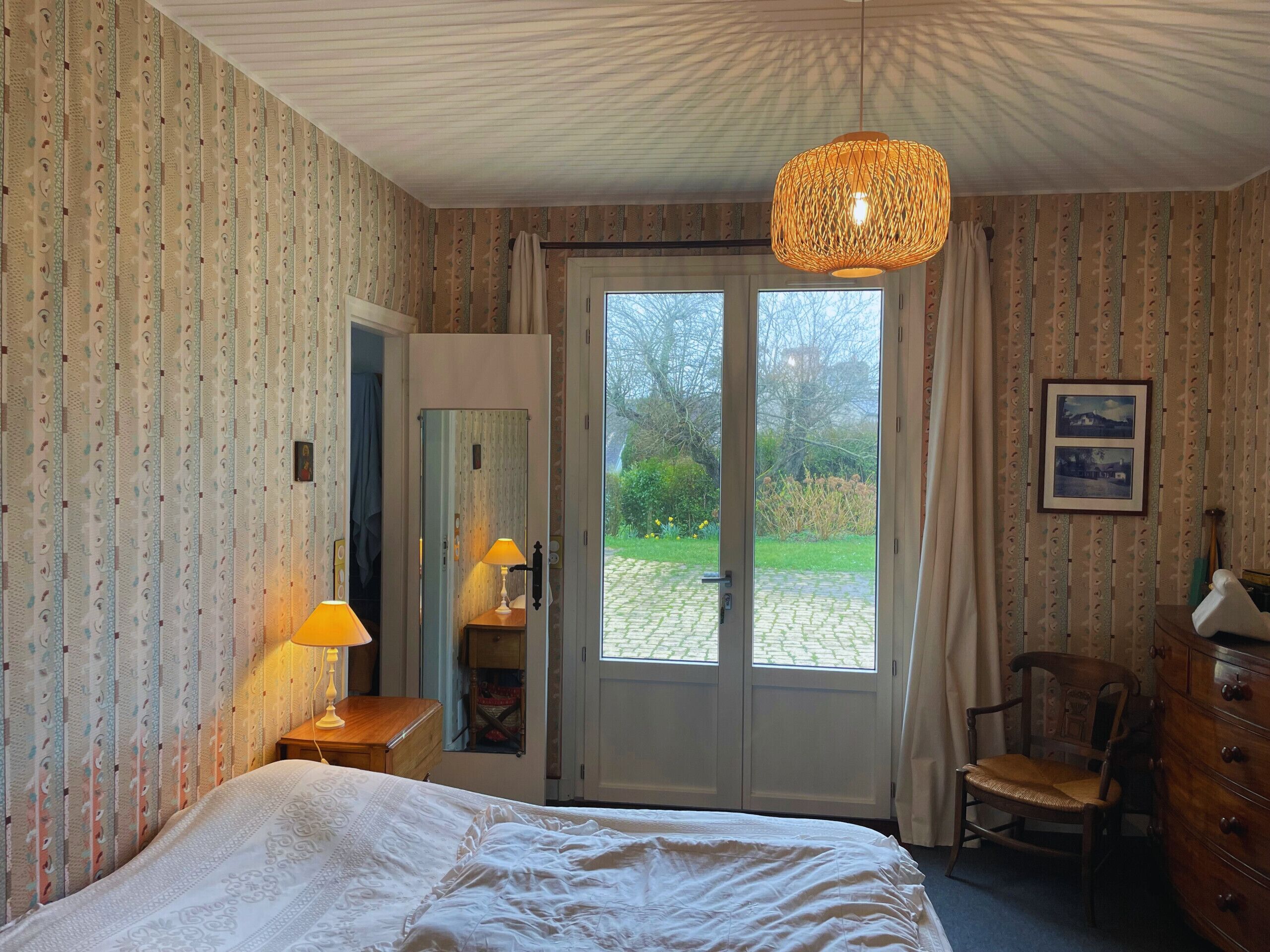 6 chambres, fer et planche à repasser