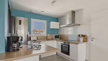 Een koelkast, een microgolfoven, een oven, een vaatwasser