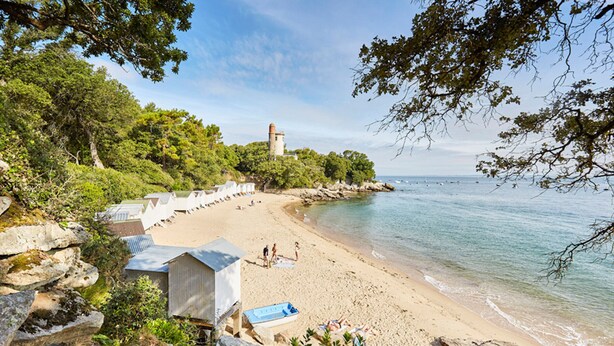 A beach with a lighthouse, rocky terrain, and a small beach hut. - 200m from the beach-House at Vieil-For 4-Garden (Noirmoutier-en-l´Ile)