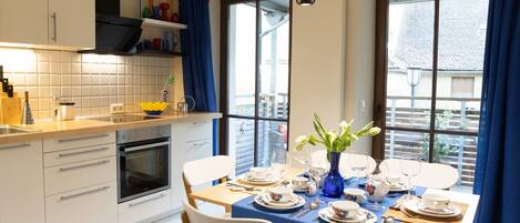 Fridge, oven, dishwasher, coffee/tea maker