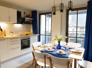 Fridge, oven, dishwasher, coffee/tea maker