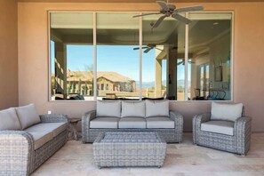 Télévision, cheminée, espaces bureaux