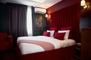 Superior Studio | In-room safe, desk, laptop workspace, iron/ironing board