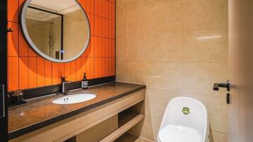 Habitación Confort | Baño | Amenidades de baño gratuitas, pantuflas, jabón, shampoo