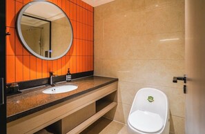Comfort Room | Bathroom | Free toiletries, slippers, soap, shampoo - yi xuan hotel - bus station (Yangjiang)