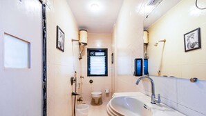 Douche, sèche-cheveux, serviettes fournies